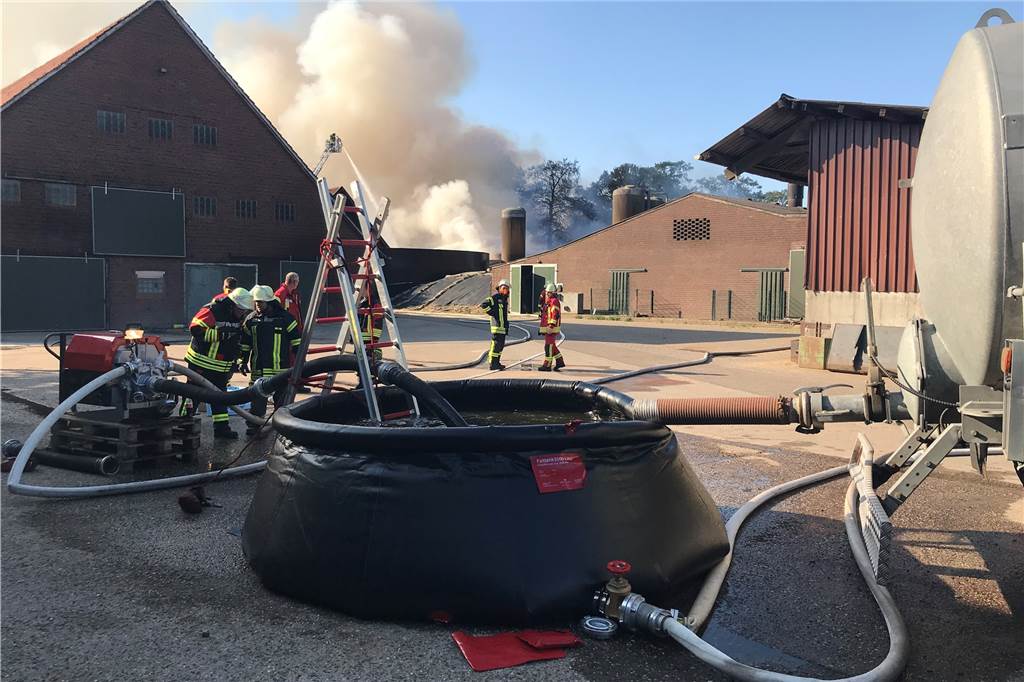 Über 60 Feuerwehrleute bekämpfen Brand auf Bauernhof in Nienborg Bauern unterstützten die Feuerwehrleute, sie brachten Löschwasser mit ihren Güllefässern zum Brandort.