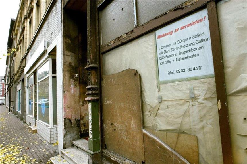Kritik und Spott für Spahns Ruf nach „Recht und Ordnung“ Baufälliger Straßenzug im Duisburger Stadtteil Marxloh: Duisburgs Oberbürgermeister Sören Link (SPD) wirft Minister Spahn „Pauschalurteile“ vor, die von „Ahnungslosigkeit“ zeugten. Foto: Roland Weihrauch