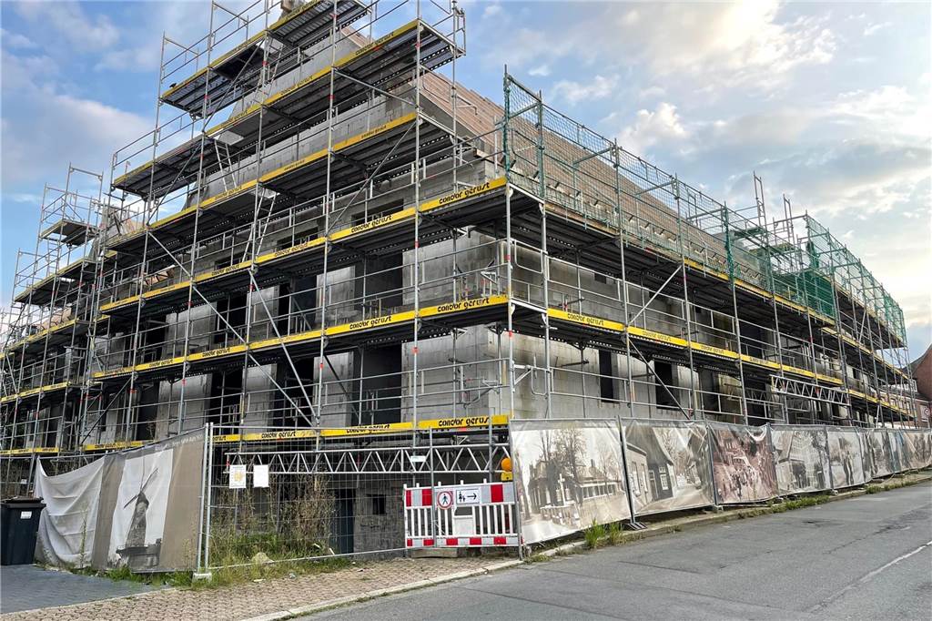 Ehemaliges Haus Westermann: Politik sorgt sich um Verkehrssicherheit Baufortschritt ist zu erkennen an der zentralen Bebauung im Herzen der Gemeinde Nordkirchen: auf der Ecke Mühlenstraße/Schloßstraße. Hinter dem Bauzaun ist der zurzeit blockierte Fußweg.