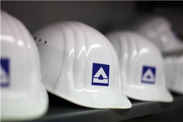 Bauhelme von Hochtief auf einer Baustelle in einem Regal. Foto: Rolf Vennenbernd/Archiv