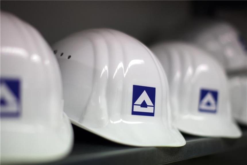 Bauhelme von Hochtief in einem Regal. Foto: Rolf Vennenbernd/Archiv