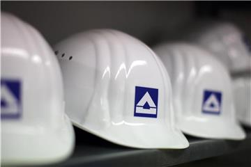 Bauhelme von Hochtief in einem Regal. Foto: Rolf Vennenbernd/Archiv