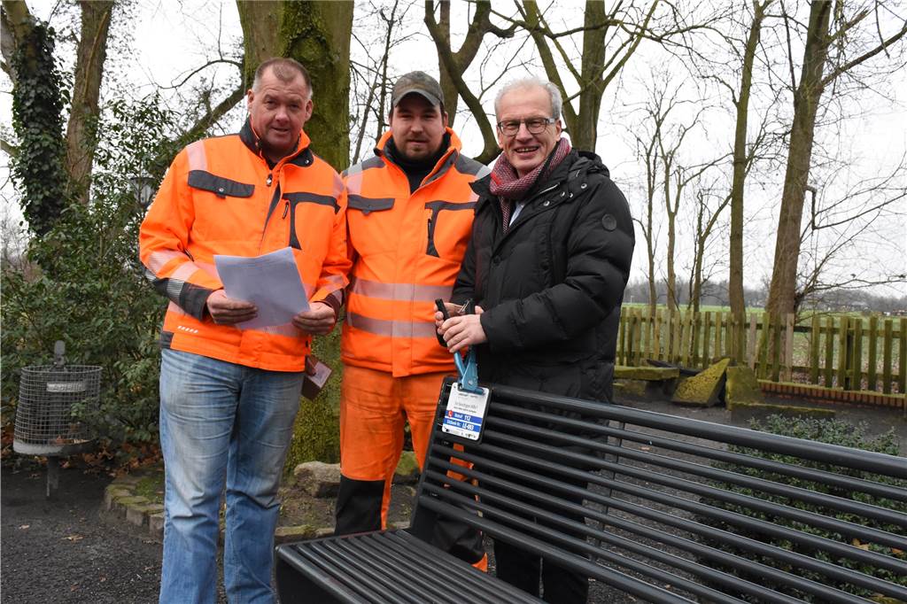 Infotafeln an SOS-Bänken helfen im Notfall, wichtige Zeit zu sparen Bauhofleiter Ralf Mönsters, sein Mitarbeiter Tobias Vinkelau und Bürgermeister Friedhelm Kleweken schraubten die erste Infotafel mit Notrufnummer und Standort-Nummer der SOS-Bank an die Edelstahl-Bank am Grillplatz an der Neuen Mühle an. Weitere 44 Bänke werden bis Jahresende damit ausgestattet und helfen Passanten, in Notfällen Hilfe leisten und holen zu können.