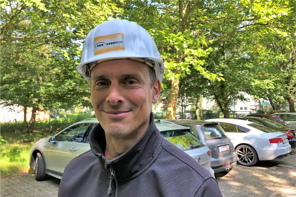 Schreck bei Abrissarbeiten: Schlange hat sich unterm Dach eingenistet Bauleiter Boris Stoeber informierte am Montag die Feuerwehr