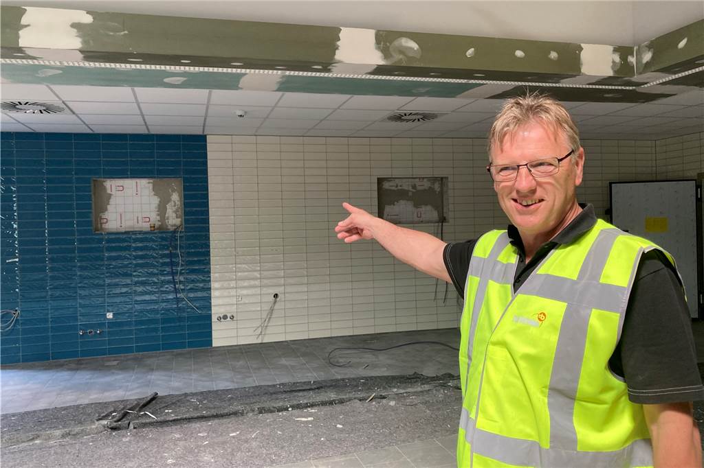 Bauleiter Erik ten Hagen führt durch die Baustelle von Rewe und Aldi.