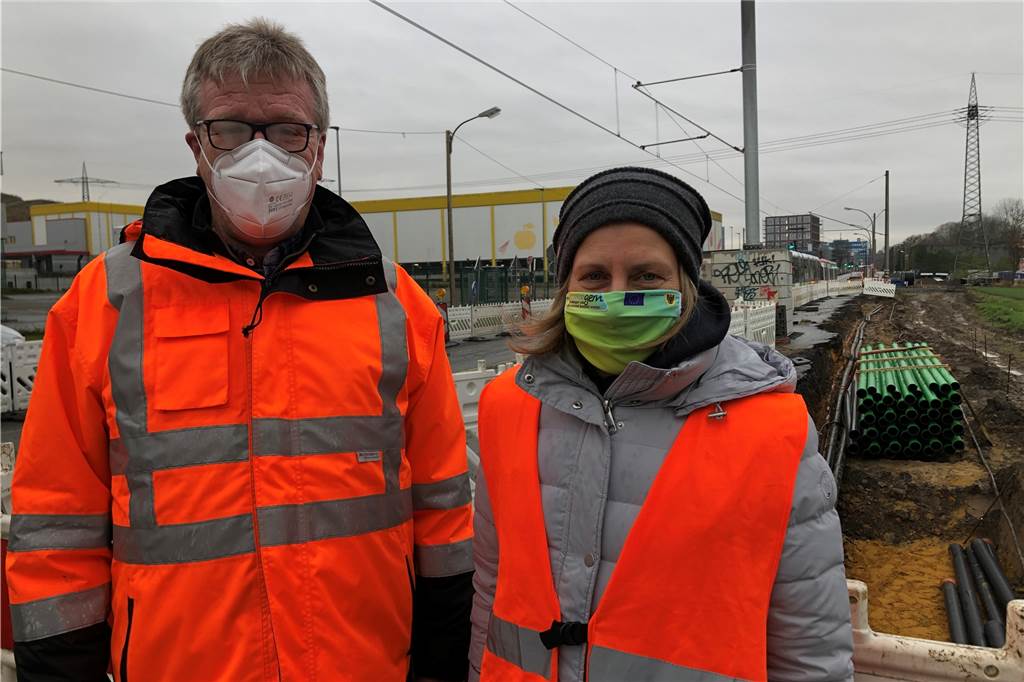 Großbaustelle im Dortmunder Osten dauert noch Jahre an Bauleiter Franz-Josef Heimann und Tiefbauamtsleiterin Sylvia Uehlendahl informieren über den Stand der Dinge an der Baustelle auf dem Hellweg zwischen Brackel und Asseln