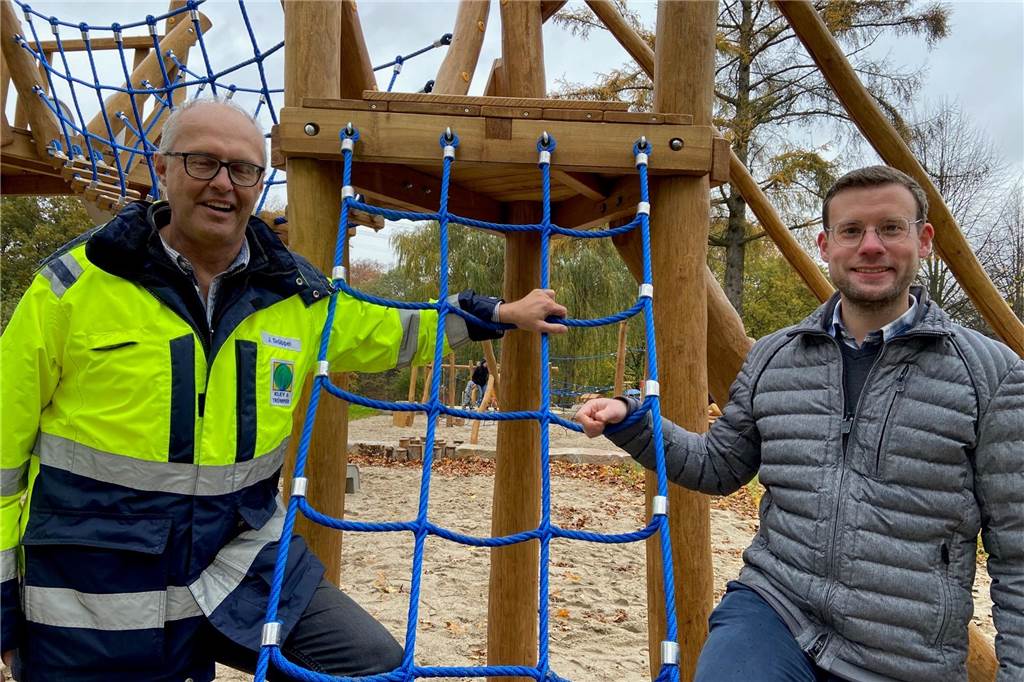 Seilbahn-Test mit Bravour bestanden: Spielplatz Lichtendorfer Straße eröffnet Bauleiter Johannes Drüppel (l.) und Landschaftsarchitekt Birger Prolingheuer freuen sich über das fertige Projekt.