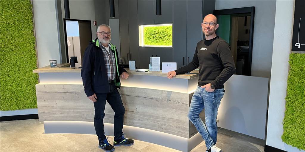 „Lieb und Wert“: André Wachtmeister will neues Hotel Anfang 2023 in Betrieb nehmen Bauleiter Jürgen Wolthaus (l.) und Pächter Andre Wachtmeister an der Rezeption im umgebauten Foyer des Hauses „Lieb und Wert“.