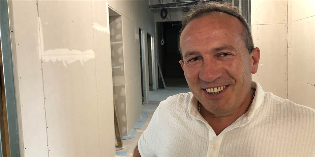 Bauleiter stolz: Nach nur vier Wochen steht hier ein großer Schulneubau Immanuel-Kant-Gymnasium in Dortmund: Bauleiter Mentor Sinani ist zufrieden mit dem Baufortschritt des neuen Schulgebäudes.