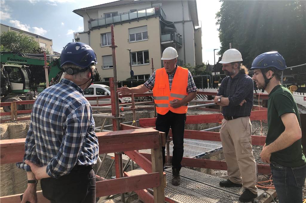 Unter dem Gondelteich in Castrop: Einblick in Millionenprojekt des EUV Bauleiter Michael Friedrich (mit Warnweste) erläutert die Arbeiten für den ökologischen Umbau des Landwehrbachs.