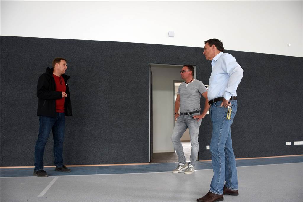 Videorundgang: Bauleiter führt durch das Dorfgemeinschaftshaus Capelle Bauleiter Stephan Quante (l.), Architekt Lothar Steinhof (M.) und Bürgermeister Dietmar Bergmann haben sich bei einem Rundgang ein Bild vom Dorfgemeinschaftshaus Capelle gemacht. Die Mehrzweckhalle ist so gut wie fertig.