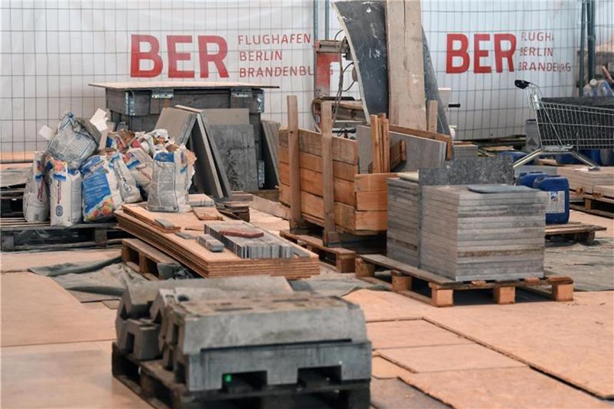 BER-Chef: Mehrkosten liegen unter einer Milliarde Euro Baumaterial auf der Baustelle des Hauptstadtflughafens: Die Kosten könnten bis 2020 auf mehr als sieben Milliarden Euro steigen. Foto: Ralf Hirschberger