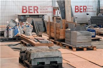 Baumaterial ist auf der Baustelle des Hauptstadtflughafens BER im Hauptterminal in Schönefeld. Foto: Ralf Hirschberger