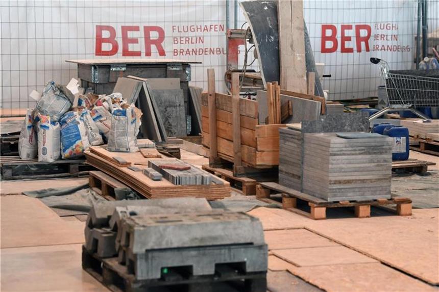 Berliner CDU: Keine weiteren Steuergelder für BER ausgeben Baumaterial liegt auf der Baustelle des Hauptstadtflughafens BER im Hauptterminal. Foto: Ralf Hirschberger
