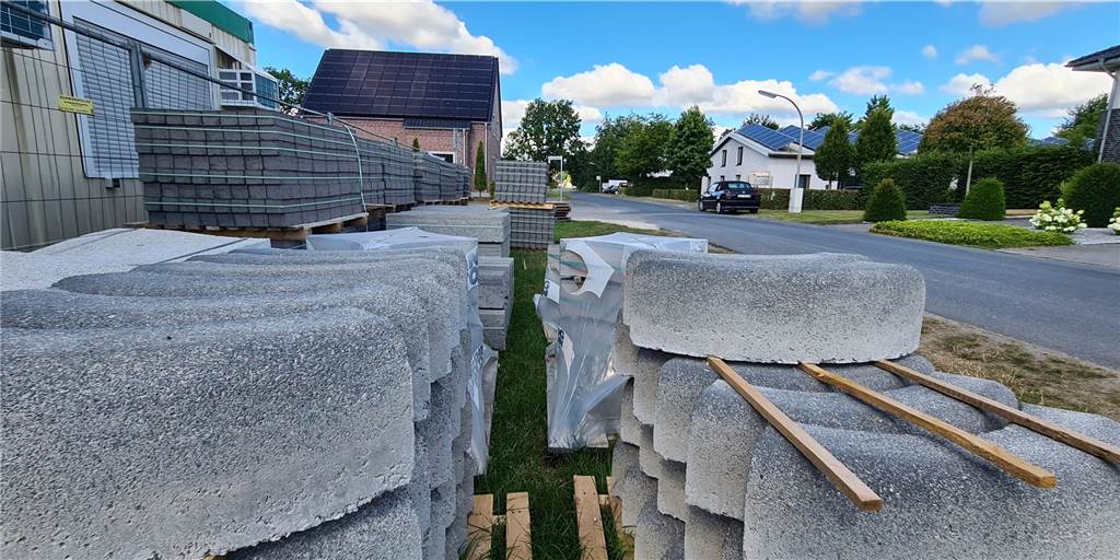 Anlieger stocksauer: Kreditaufnahmen für „ungewollten“ Endausbau Baumaterial liegt schon einiges im Leuskesweg. Wann der Endausbau startet, ist noch offen. Für die Anlieger wird es aber ein kostspieliges Unterfangen.