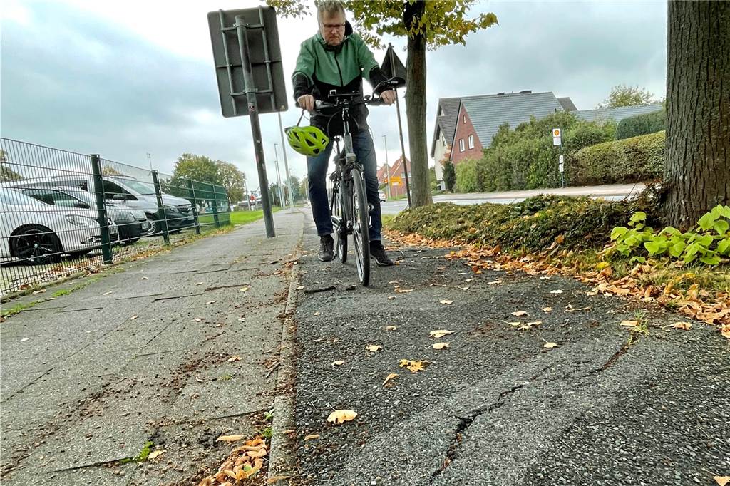 Umbau der Penningrode rückt näher - erster Entwurf liegt vor Ein Mann fährt über den Radweg an der Penningrode.