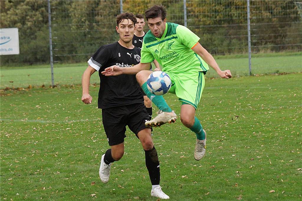 Wethmar gewinnt in Bausenhagen: Platzverweise auf beiden Seiten Bausenhagens Sebastian Andree (r.) kommt hier vor Wethmars Jonas Osterholz an den Ball. Der SV Bausenhagen verlor sein Spiel mit 0:3.