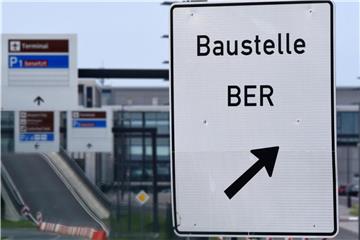Baustelle BER: Ein Schild am gar nicht mehr so neuen Hauptstadtflughafen in Schönefeld. Foto: Ralf Hirschberger