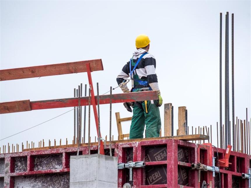 Arbeitsmarkt verliert im zweiten Halbjahr an Tempo Baustelle in München. Wegen des starken ersten Halbjahrs wird 2017 nach Einschätzung von Experten als Boomjahr in die deutsche Arbeitsmarktgeschichte eingehen. Foto: Alexander Heinl