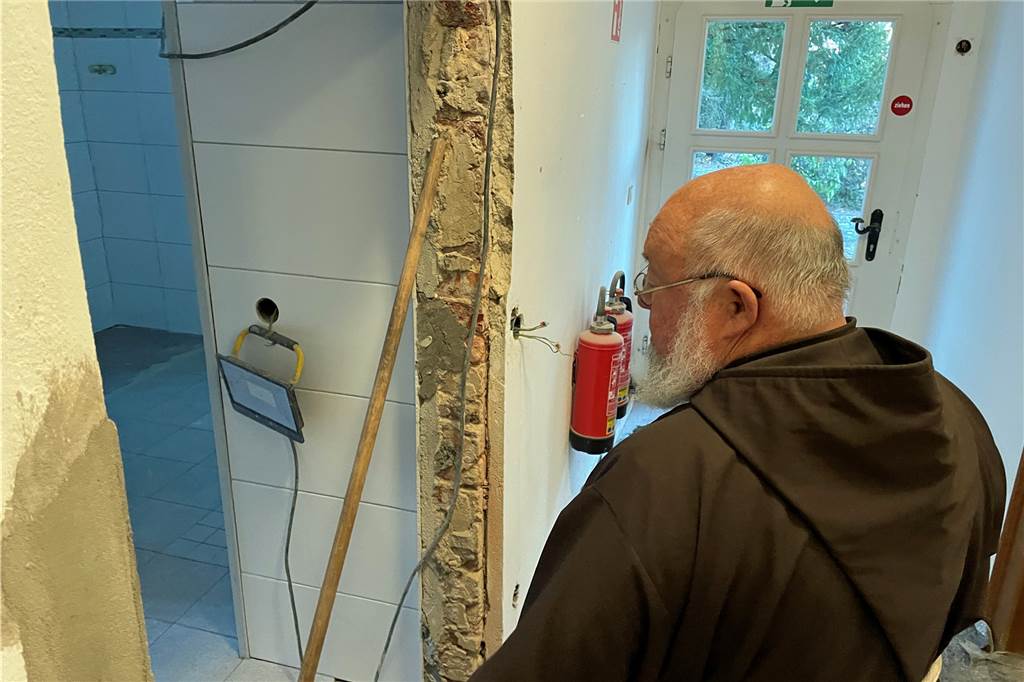 Mit 68 der Jüngste: Kapuziner-Kloster wird zum Seniorenheim Baustelle Kloster. Wo die Caritas etliche Jahre ihre Büros hatte, entstehen nun neue Wohnbereiche.