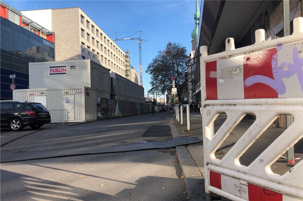 Baustelle statt Glanzstück in der City: das Basecamp an der Stelle des früheren Karstadt-Technikhauses an der Kampstraße in Dortmund ist fertig, die Baucontainer sollen bald verschwinden. An den Boulevard, der hier entstehen soll, ist aber noch nicht zu denken.
