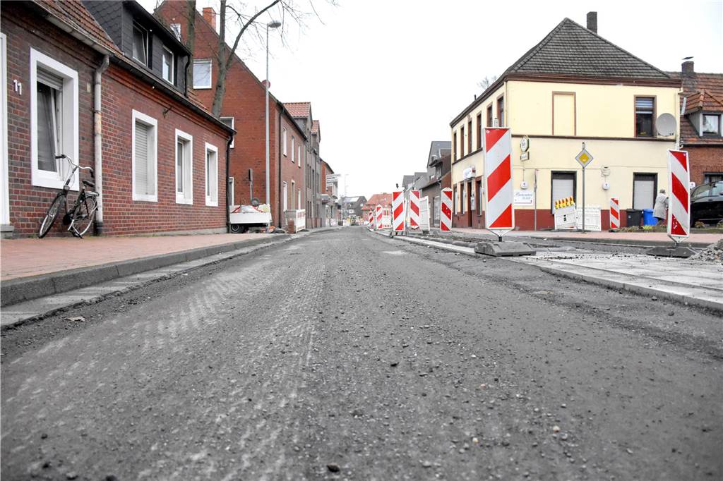Umbau-Pläne: Ahauser Innenstadt wird bis 2030 zur Baustelle Blick auf die Wessumer Straße. Die Fahrbahndecke fehlt noch.