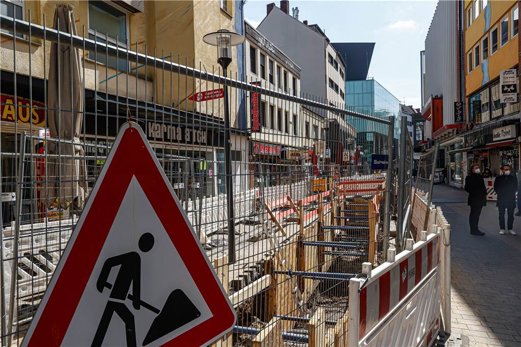 Baustellen bestimmen zurzeit das Bild in der Brückstraße. Das Versorgungsunternehmen DEW21 erneuert auch hier sein Fernwärmenetz. „Ich bin sehr froh, dass das jetzt passiert und die Baustellen hoffentlich dann verschwunden sind, wenn die Corona-Pandemie überwunden und hier alles wieder geöffnet ist“, sagt Christian Weyers, Leiter der Stabsstelle Kreativquartiere bei der Stadt Dortmund.