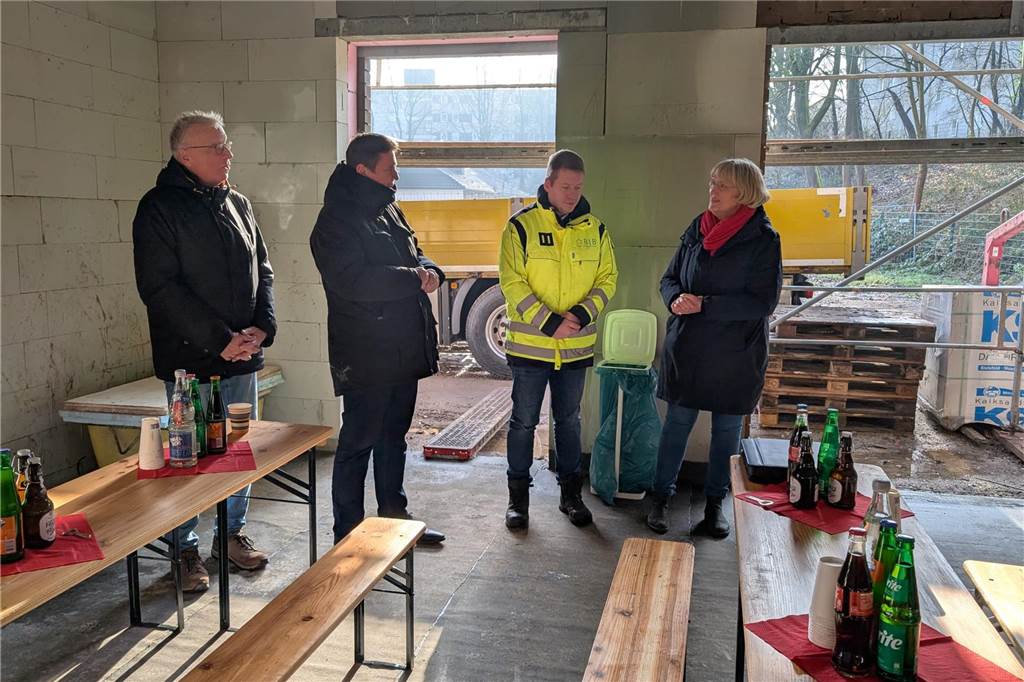 Caritas verrät, wann es mit der neuen Kita in Merklinde losgehen könnte Baustellenfest am 31. Januar 2025: Bürgermeister Rajko Kravanja im Gespräch mit Frederick Baackmann vom Bauherrn BIB und Veronika Borghorst vom Kita-Betreiber Caritas.