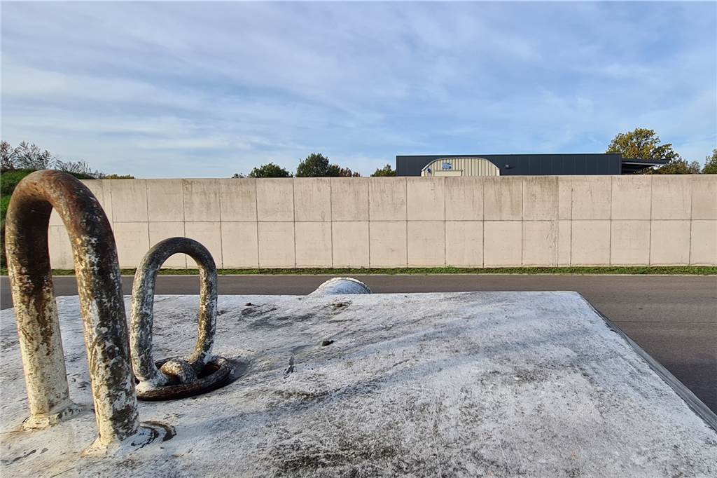 Betonmauer sorgt für Verärgerung: „Formell illegal errichtet“ Bauunternehmer Daniel Gausling hat zugesichert, die Betonwand zu begrünen. Seine Idee, die Wand mit Graffiti-Kunstwerk der "Lackaffen" aus Münster verschönern zu lassen, lehnte die Verwaltung ab.