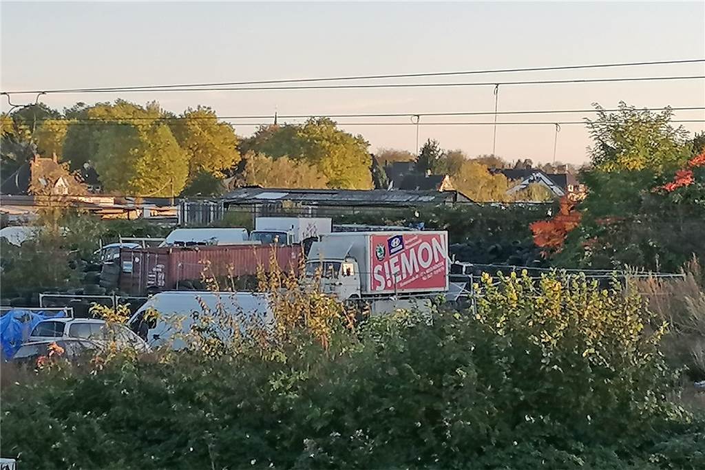 Riesige Altreifenlager: Bei einem Brand bedrohen Giftgase tausende Menschen Bauwagen, LKW, Autowracks - dazwischen Berge von Altreifen. So zeigt sich das ehemalige N+E-Gelände vom Parkdeck des Kaufland-Marktes.