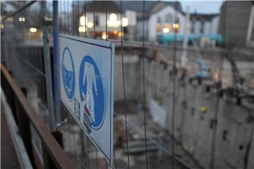 Bauzäune sind an der Einsturzstelle des Stadtarchivs Köln zu sehen. Foto: Federico Gambarini/Archiv
