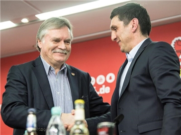 Bayer-Geschäftsführer Michael Schade (l) und Tayfun Korkut. Der Trainer muss am Ende der Saison gehen. Foto: Federico Gambarini