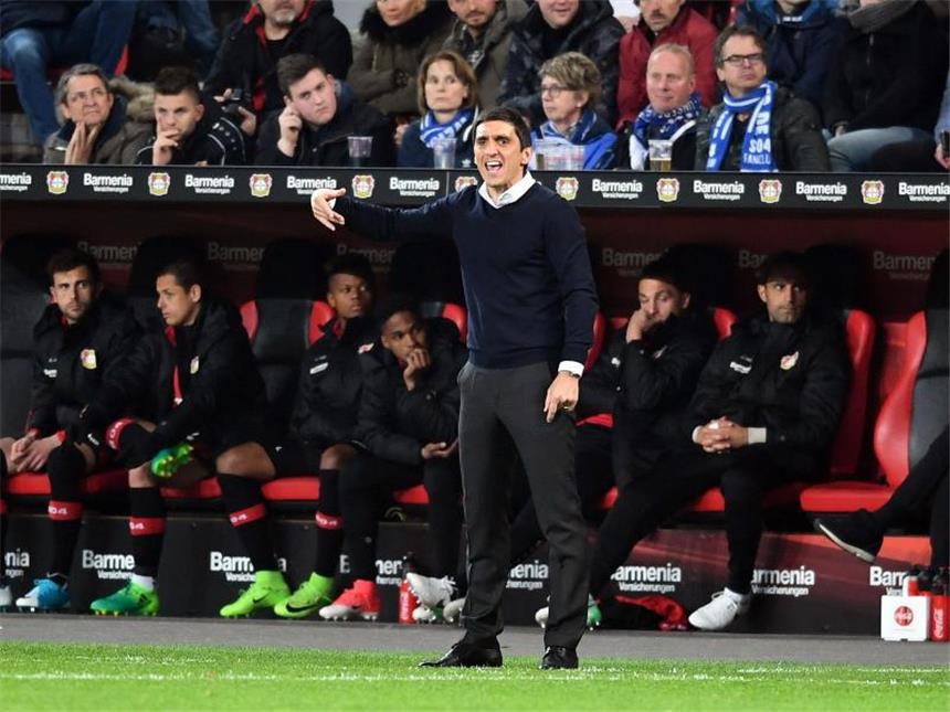 Völler schließt erneuten Trainerwechsel aus Bayer Leverkusen will an Trainer Tayfun Korkut festhalten. Foto: Federico Gambarini