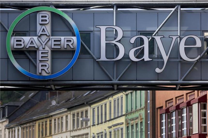 Bayer-Logo vor einem Werk des Konzerns. Foto: Oliver Berg/Archiv