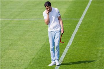 Bayer-Sportdirektor Jonas Boldt nimmt an einem Training von Bayer Leverkusen teil. Foto: Rolf Vennenbernd/Archiv