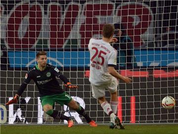 Bayern-Angreifer Thomas Müller (r) verwandelt souverän per Strafstoß. Foto: Peter Steffen