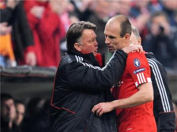 Bayern-Coach Louis van Gaal (l) spricht auf Arjen Robben nach dessen Auswechslung ein.