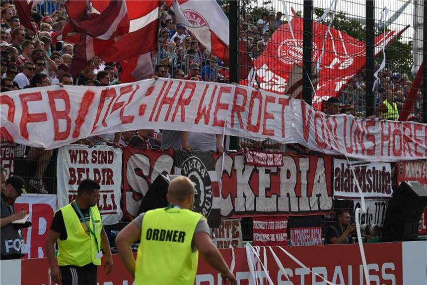 „Ihr werdet von uns hören!“: Fan-Proteste gegen DFB Bayern-Fans protestieren mit einem Bannerspruch: „DFB/DFL: Ihr werdet von uns Hören“. Foto: Carmen Jaspersen