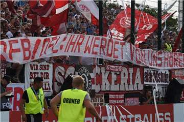 Bayern-Fans protestieren mit einem Bannerspruch: „DFB/DFL: Ihr werdet von uns Hören“. Foto: Carmen Jaspersen