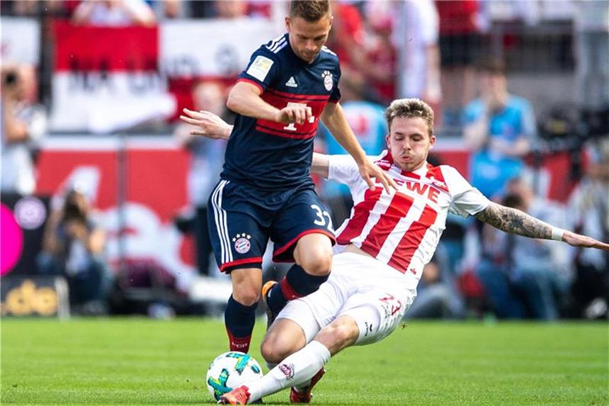 Bayern München im RheinEnergieStadion. Kölns Jannes Horn (r) und Bayerns Joshua Kimmich kämpfen um den Ball. Foto: Marius Becker
