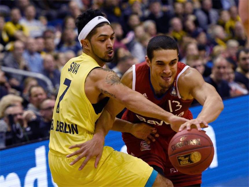 Schröder setzt auf Bamberg im Pokal-Finale - Kritik am Modus Bayern München mit Nick Johnson (r) setzte sich im Halbfinale gegen ALBA Berlin durch. Foto: Rainer Jensen