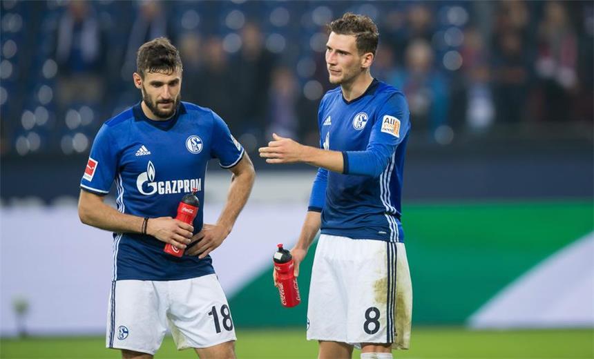 Schalke stößt gegen die Bayern an seine Grenzen Bayern München war für die Schalker, hier mit Daniel Caligiuri (l.) und Leon Goretzka, eine Nummer zu groß. Auch der Confed-Cup-Sieger Goretzka konnte die 0:3-Niederlage nicht abwenden. Wie seine Zukunft aussieht, ließ er weiter offen.