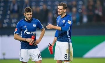Bayern München war für die Schalker, hier mit Daniel Caligiuri (l.) und Leon Goretzka, eine Nummer zu groß. Auch der Confed-Cup-Sieger Goretzka konnte die 0:3-Niederlage nicht abwenden. Wie seine Zukunft aussieht, ließ er weiter offen.