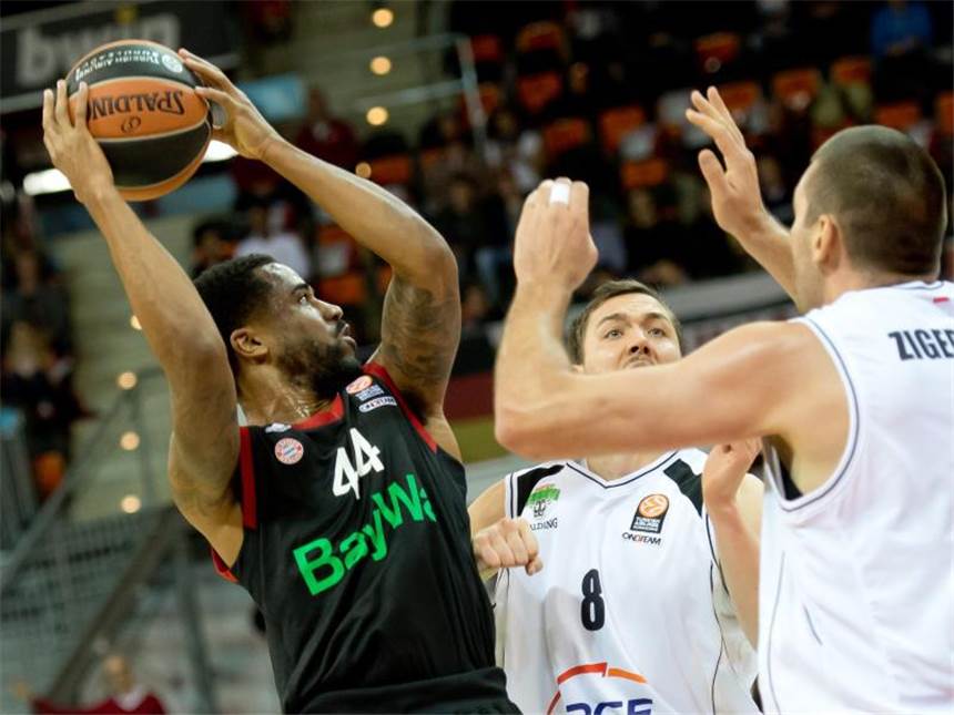 Bayern-Basketballer stärken ihre Moral Bayern Münchens Kapitän Bryce Taylor (l) kehrte nach langer Verletzungspause zurück ins Team. Foto: Sven Hoppe