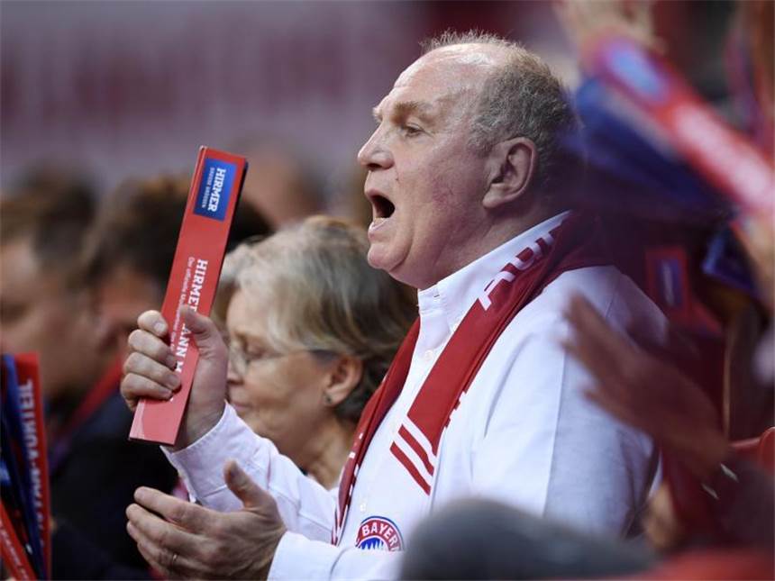 Unaufhaltsame Ulmer bezwingen den FC Bayern Bayern-Präsident Uli Hoeneß feuerte sein Team lautstark an. Foto: Tobias Hase