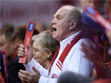 Bayern-Präsident Uli Hoeneß feuerte sein Team lautstark an. Foto: Tobias Hase
