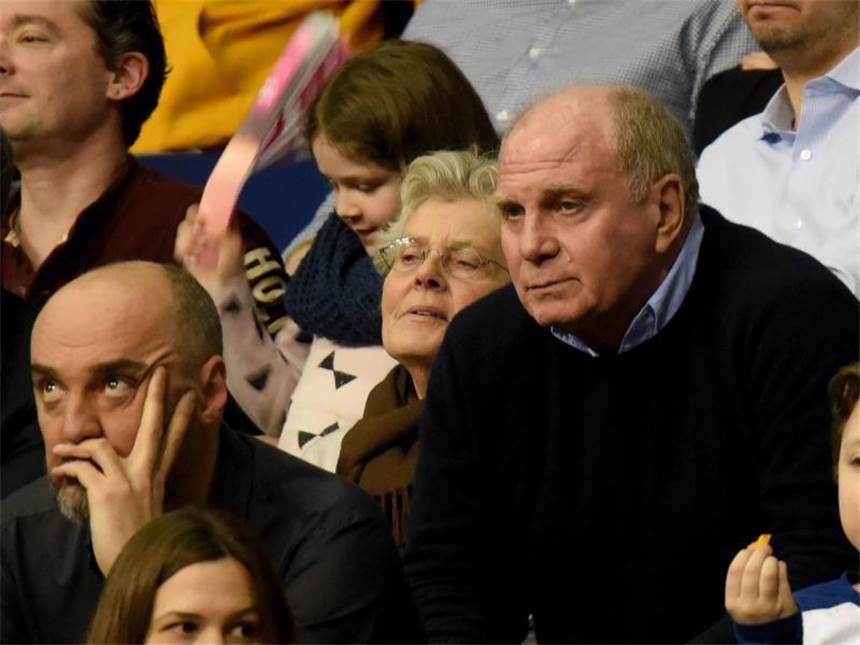 Fünfter Pokal-Triumph für Bambergs Basketballer Bayern-Präsident Uli Hoeneß (r) und Ehefrau Susanne verfolgen das Endspiel. Foto: Rainer Jensen