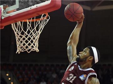 Bayern-Profi Devin Booker steigt zum Slam Dunk hoch. Foto: Andreas Gebert