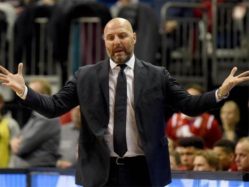 Schröder setzt auf Bamberg im Pokal-Finale - Kritik am Modus Bayern-Trainer Aleksandar "Sasa" Djordjevic gestikuliert am Spielfeldrand. Foto: Rainer Jensen