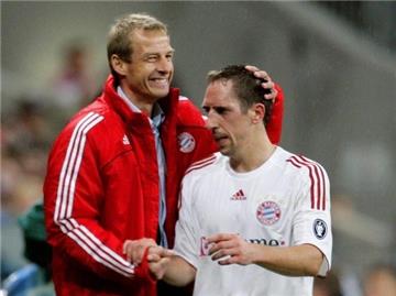 Bayern-Trainer Jürgen Klinsmann (l) dankt Franck Ribery.